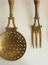 Ancien ustensiles de cuisine en laiton, manche en bois. 