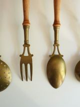 Ancien ustensiles de cuisine en laiton, manche en bois. 