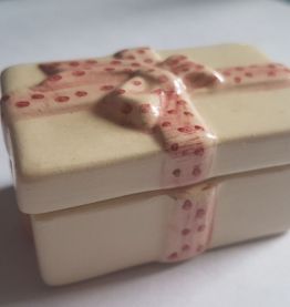 Boite en porcelaine  décor noeud rose