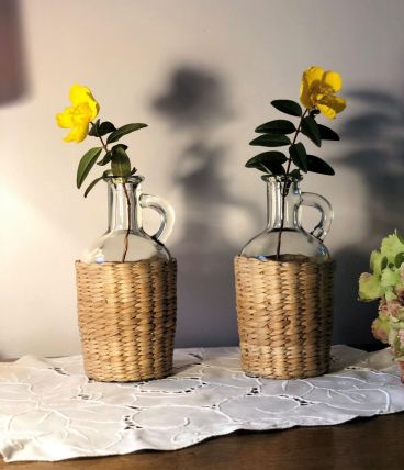 Paire de petites cruches verre et osier