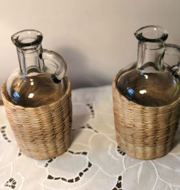 Paire de petites cruches verre et osier