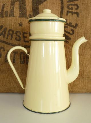 Cafetière ancienne en tôle émaillée jaune pastel