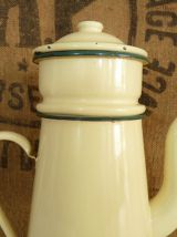 Cafetière ancienne en tôle émaillée jaune pastel