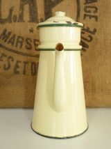 Cafetière ancienne en tôle émaillée jaune pastel