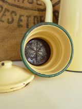 Cafetière ancienne en tôle émaillée jaune pastel