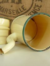 Cafetière ancienne en tôle émaillée jaune pastel
