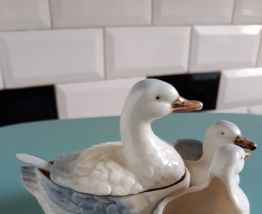 Serviteur en porcelaine canne et ses canetons