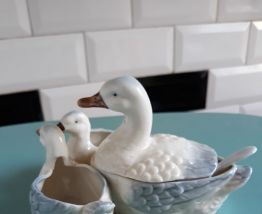 Serviteur en porcelaine canne et ses canetons