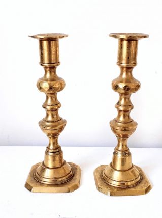 Paire de bougeoirs en laiton
