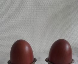 Paire coquetiers en laiton avec oeufs bois