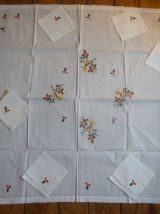 Nappe brodée à la main 143 x 146 cm, 6 serviettes 43 x 43 c 