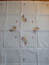 Nappe brodée à la main 143 x 146 cm, 6 serviettes 43 x 43 c 