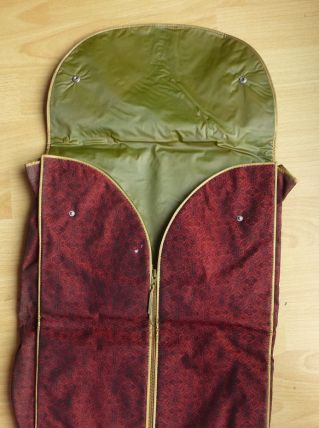 housse de protection chemisette en voyage - rouge