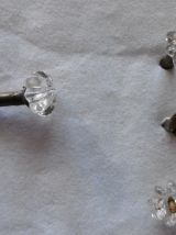 Anciennes Vis à tête rosaces en verre .