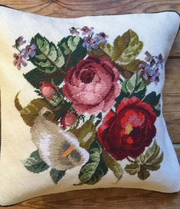 Housse coussin brodé main petit-point, pure laine DMC 42x42