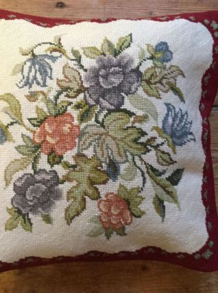 Housse coussin brodé main petit-point, pure laine DMC 42x42