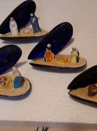 Adorables crèches dans une coquille de moule