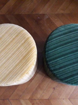 Une paire de poufs vintage en velours