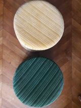 Une paire de poufs vintage en velours