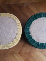 Une paire de poufs vintage en velours