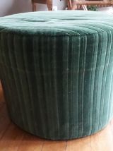 Une paire de poufs vintage en velours