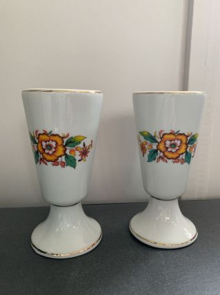 Paire de mazagrans en faïence blanche avec motif floral