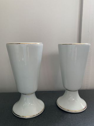 Paire de mazagrans en faïence blanche avec motif floral