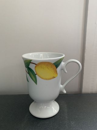 Petit mazagran en faïence blanche décoré de citrons