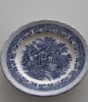 Assiette ancienne bleu et blanc en faïence anglaise