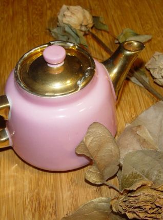 Théière  en porcelaine rose et or FRUGIER