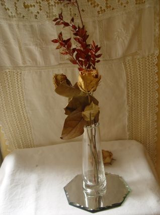 Petit vase ancien en verre moulé