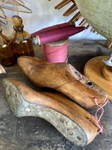 Paire d’embauchoirs en bois