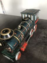 Ancienne locomotive en tôle des années 60