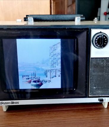 Cadre numérique dans une télévision Vintage 