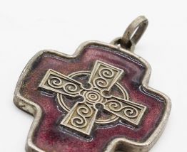 Pendentif croix email violet