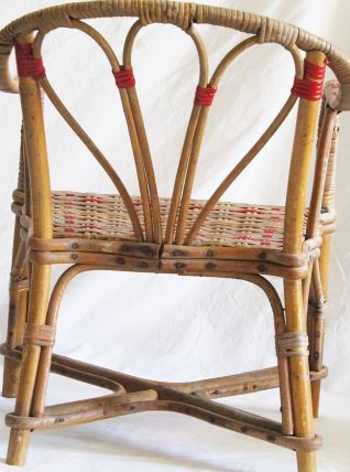 Fauteuil enfant en rotin et scoubidou rouge