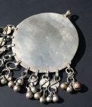 Ancien pendentif alliage d'argent cabochon pendeloques