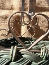 Ancien panier en osier tressé et anse en métal 