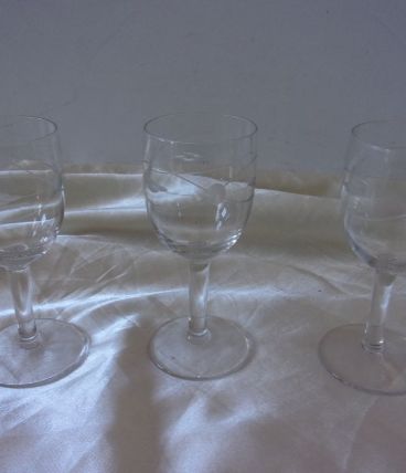 3 verres à liqueur en cristal gravé 