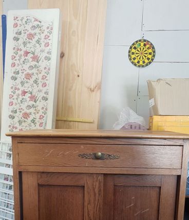 Petit buffet ancien avec 2 portes coulissantes
