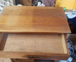 Petit buffet ancien avec 2 portes coulissantes