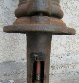 Ancienne pompe à eau à piston fer forgé fonte