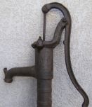 Ancienne pompe à eau à piston fer forgé fonte
