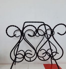 Un très beau porte revues en fer forgé torsadé noir. Motifs 