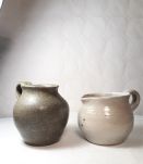 Set de deux pots à lait en grès émaillés