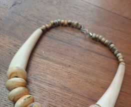 Collier vintage en corne