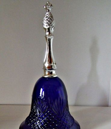 Très beau ancien flacon AVON formant une cloche gravée