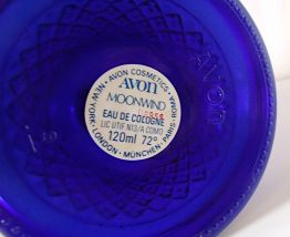 Très beau ancien flacon AVON formant une cloche gravée