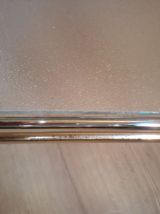  petite table basse  1970  or et verre et plexiglass 100x45x