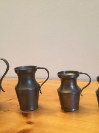 4 pots en étain avec anse